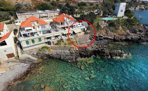 CipressaにあるHoliday Apartment by the sea - breathtaking locationの赤丸家屋上