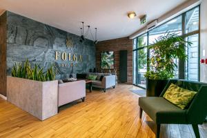 eine Lobby eines Hotels mit Sofas und Pflanzen in der Unterkunft FOLGA - Hotel, Restauracja, Browar, SPA in Gryfice