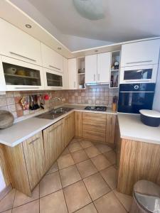 Kuchyň nebo kuchyňský kout v ubytování Apartmani Marija
