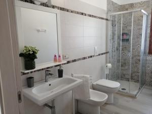 A bathroom at Sa Banita affittacamere Még 37 kép