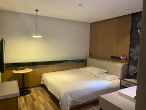 Postel nebo postele na pokoji v ubytování 银座佳驿精致酒店（济阳汽车总站店）