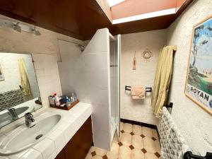 a bathroom with a sink and a shower at Villa ROMEO , 250M de la plage in Saint-Georges-de-Didonne