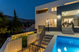 Bazén v ubytování Luxe villa with pool, jacuzzi, and sauna nebo v jeho okolí