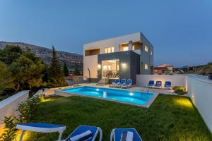 Bazén v ubytování Luxe villa with pool, jacuzzi, and sauna nebo v jeho okolí