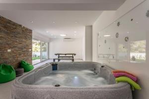 Fotografie z fotogalerie ubytování Luxe villa with pool, jacuzzi, and sauna v destinaci Tugare