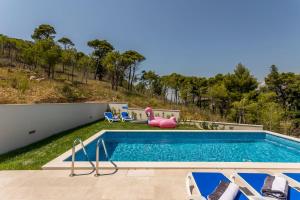 Bazén v ubytování Luxe villa with pool, jacuzzi, and sauna nebo v jeho okolí