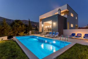 Bazén v ubytování Luxe villa with pool, jacuzzi, and sauna nebo v jeho okolí