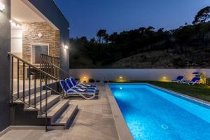 Bazén v ubytování Luxe villa with pool, jacuzzi, and sauna nebo v jeho okolí