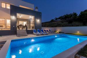 Bazén v ubytování Luxe villa with pool, jacuzzi, and sauna nebo v jeho okolí