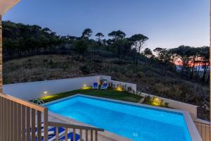 Bazén v ubytování Luxe villa with pool, jacuzzi, and sauna nebo v jeho okolí