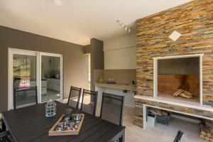 Kuchyň nebo kuchyňský kout v ubytování Luxe villa with pool, jacuzzi, and sauna