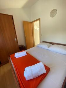 Postel nebo postele na pokoji v ubytování Apartmani Marija