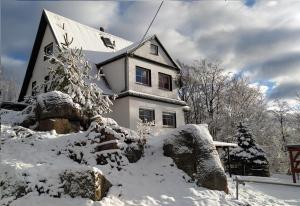 una casa blanca con nieve delante en Skały Spały en Przesieka