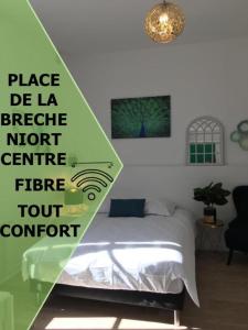 Un dormitorio con una cama con un cartel. en Le Bahia centre la Brèche wifi linge de pressing, en Niort