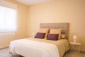 1 dormitorio con 1 cama grande y 2 almohadas en Club Náutico Altea Playa, en Altea