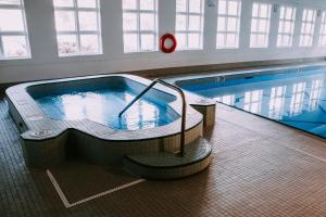une baignoire jacuzzi à côté de la piscine dans l'établissement Coast Canmore Hotel & Conference Centre, à Canmore