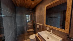 A bathroom at Rufana Alpsuite Még 10 kép