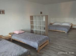 een kamer met drie bedden in een kamer bij Penzion Tvrz Dub u Tábora in Ratibořské Hory