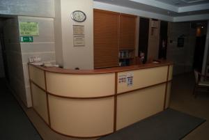 サラトフにあるBogemia City Hotelの時計付きの待合室