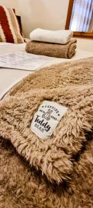 una coperta di pelliccia marrone con un adesivo sopra di Aarondale Guest House a Hartlepool
