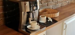 Příslušenství pro přípravu čaje a kávy v ubytování Hoobee Home & Rooftop Terrace