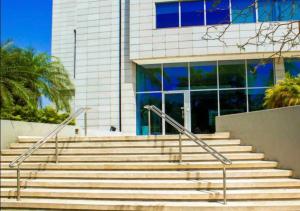 un conjunto de escaleras frente a un edificio en Apartamento en Blue Gardens familiar Barranquilla, en Barranquilla