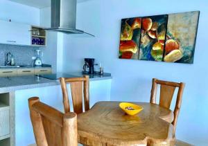 una mesa de madera en una cocina con un tazón. en Apartamento en Blue Gardens familiar Barranquilla, en Barranquilla