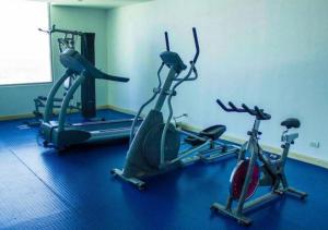 un gimnasio con 3 bicicletas estáticas en una habitación en Apartamento en Blue Gardens familiar Barranquilla, en Barranquilla