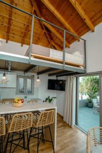 eine Küche mit einem Tisch und Stühlen im Zimmer in der Unterkunft Fragios Beach House in Chania