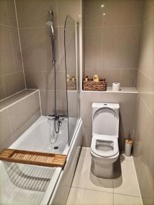 Ένα μπάνιο στο Stylish & Cosy Abode with FREE parking.