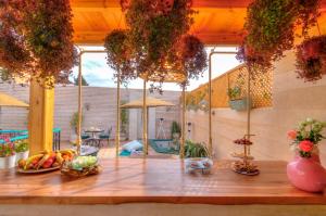 馬拉喀什的住宿－riad paradis blanc，庭院里的木桌,上面摆放着水果和蔬菜