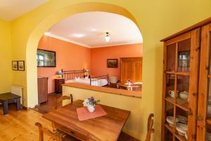 a dining room with a table and an archway at Das Gutshaus Solzow Mecklenburgische Seenplatte Müritz in Solzow