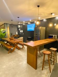 uma cozinha com uma mesa e uma geladeira em Casa com piscina privativa na Praia do Peró em Cabo Frio