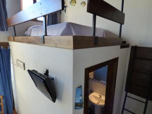 un letto a castello con specchio e lavandino in una camera di Hotel Rural Bioclimático Sabinares del Arlanza a Puentedura