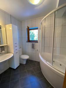 Un baño con bañera, inodoro y lavabo. en Apartments Aurora, en Risovac 38 fotos más