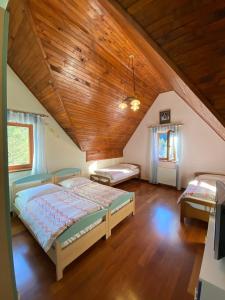 Un dormitorio con una cama y un techo de madera. en Apartments Aurora, en Risovac