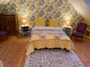 a bedroom with a bed with a floral wall at Villa l'INSOUCIANCE en Champagne in Vincelles +26 photos