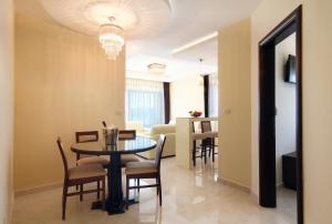 Ruang duduk di Shine residence