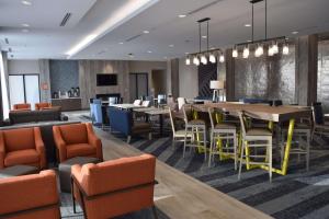 una sala da pranzo con tavoli, sedie e una tavola di La Quinta Inn & Suites by Wyndham Middletown a Middletown