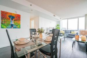 Un comedor con una mesa de cristal y sillas. en Downtown 2BR Apartment near Convention Center apts, en Baltimore