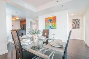 Un comedor con una mesa de cristal y sillas. en Downtown 2BR Apartment near Convention Center apts, en Baltimore