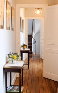a hallway with two tables with flowers on them at Le Jardin Cathedrale in Chartres +29 photos