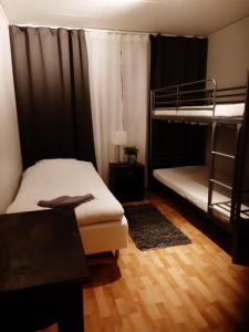 - une chambre avec 2 lits superposés et une table dans l'établissement BnB Just To Be, à Laholm