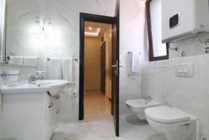 Bilik mandi di Shine residence