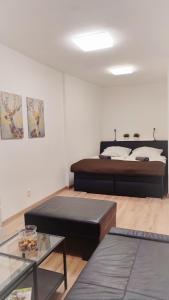 Rúm í herbergi á Rezidence pod zámkem Mikulov - apartmán 205 B