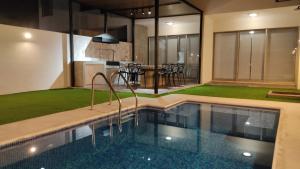 Bazén v ubytování New House with Private Pool nebo v jeho okolí