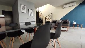 ein Esszimmer mit schwarzen Stühlen und einem Tisch in der Unterkunft New House with Private Pool in Manzanillo
