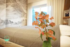 Una cama o camas en una habitación de Purer Luxus am Samerberg mit Sauna & Kamin
