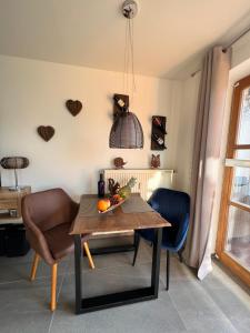 una mesa de comedor con un bol de fruta. en Appartement Gabriela ACHTUNG nur Feriengäste willkommen,es ist keine Arbeiterunterkunft, en Obernzell