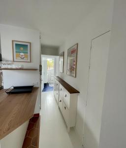 een keuken met witte muren en een houten aanrecht bij Superbe appartement 4 personnes Le Pouliguen avec vue magnifique sur le port et la mer in Le Pouliguen